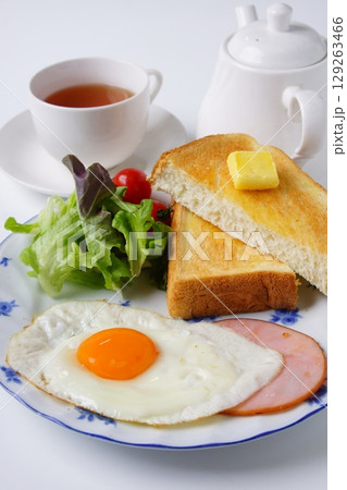 ハムエッグ朝食 129263466