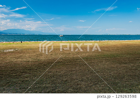琵琶湖浜大津なぎさ公園の夏景色　滋賀県大津市 129263598
