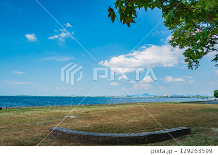琵琶湖浜大津なぎさ公園の夏景色　滋賀県大津市 129263599