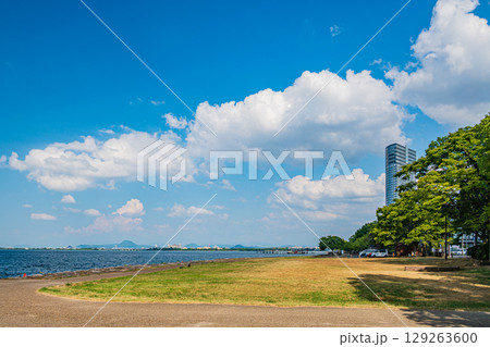 琵琶湖浜大津なぎさ公園の夏景色　滋賀県大津市 129263600