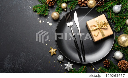 黒背景のマットプレートとシルバーカトラリー 129263657