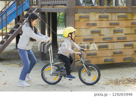 自転車に乗る子供 129263946