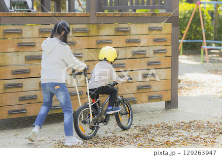 自転車に乗る子供 自転車に乗る子供 129263947