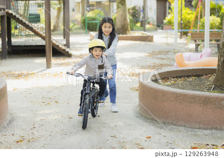 自転車に乗る子供 自転車に乗る子供 129263948