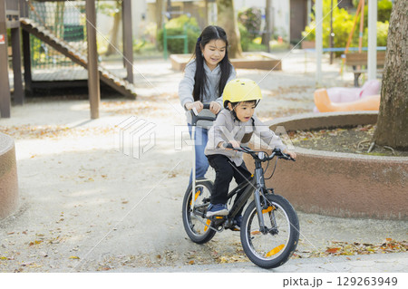 自転車に乗る子供 自転車に乗る子供 129263949