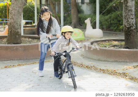 自転車に乗る子供 129263950