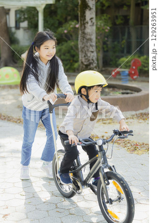 自転車に乗る子供 129263951