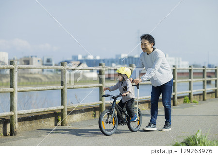自転車に乗る子供　　 129263976