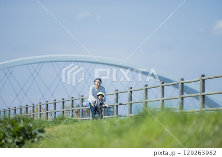 自転車に乗る子供 自転車に乗る子供 129263982