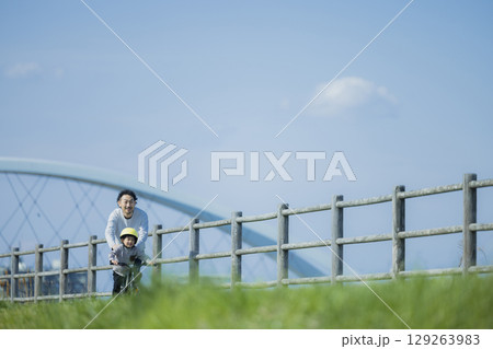 自転車に乗る子供　　 129263983