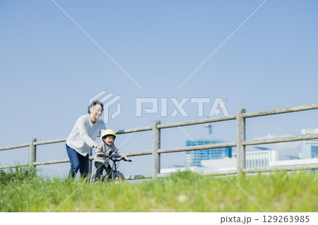 公園で遊ぶ親子 公園で遊ぶ親子 129263985