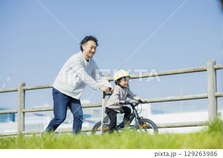 公園で遊ぶ親子 公園で遊ぶ親子 129263986