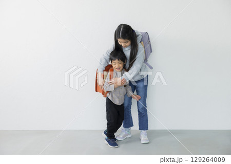 ランドセルを背負った小学生　 129264009