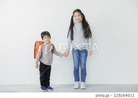 ランドセルを背負った小学生　 129264011