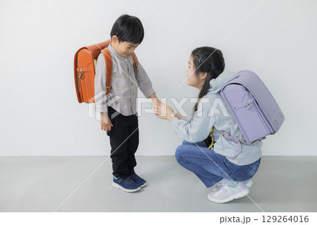 ランドセルを背負った小学生　 129264016