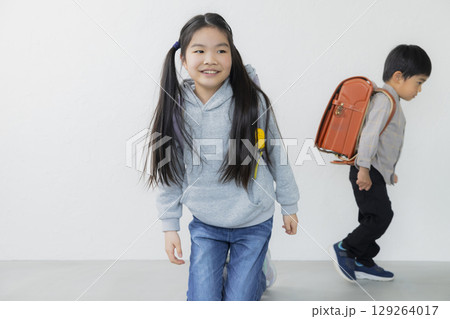 ランドセルを背負った小学生　 129264017
