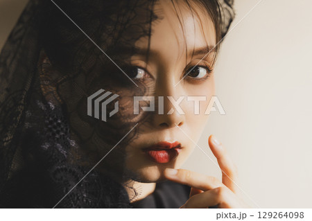 黒いヴェールの女性のポートレート 129264098