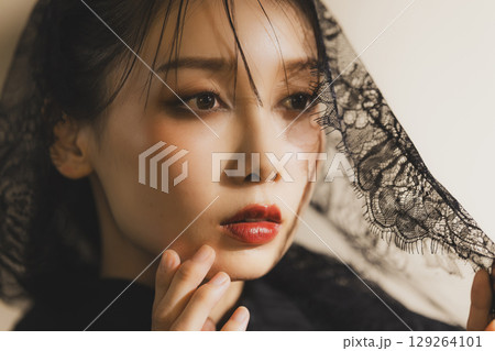 黒いヴェールの女性のポートレート 129264101