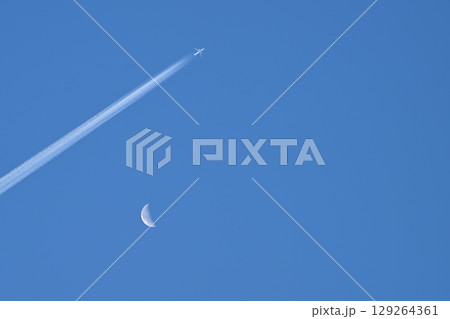 飛行機雲と三日月 飛行機雲と三日月 129264361