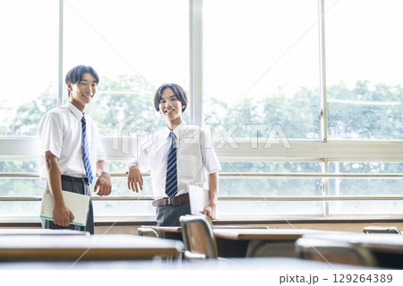 男子中学生　教室　カメラ目線　笑顔　友達 129264389