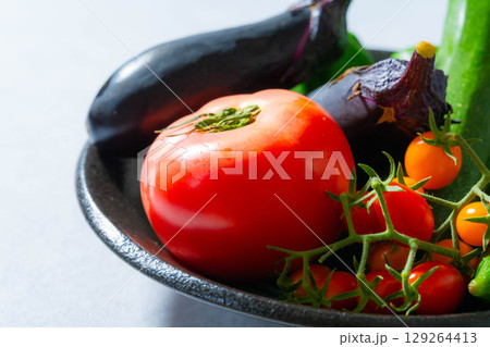 夏野菜の盛り合わせ・トマト・ナス・キュウリ・ズッキーニ・ピーマン 夏野菜の盛り合わせ・トマト・ナス・キュウリ・ズッキーニ・ピーマン 129264413