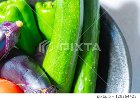 夏野菜の盛り合わせ・トマト・ナス・キュウリ・ズッキーニ・ピーマン 夏野菜の盛り合わせ・トマト・ナス・キュウリ・ズッキーニ・ピーマン 129264425