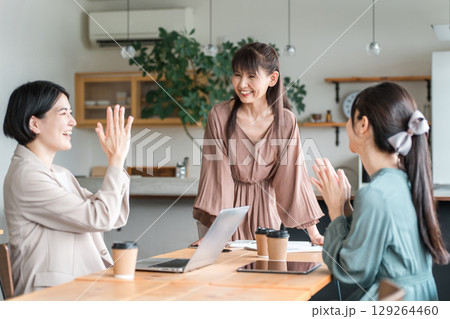 ミーティング,会議をするビジネスウーマン(褒める,賞賛,昇進,出世,達成) ミーティング,会議をするビジネスウーマン(褒める,賞賛,昇進,出世,達成) 129264460