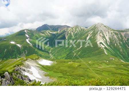 三俣蓮華岳より望む祖父岳から鷲羽岳 129264471