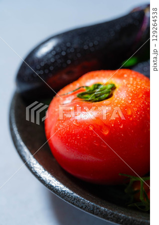 水滴のついた瑞々しい夏野菜の盛り合わせ・トマト・ナス・キュウリ・ズッキーニ・ピーマン 水滴のついた瑞々しい夏野菜の盛り合わせ・トマト・ナス・キュウリ・ズッキーニ・ピーマン 129264538