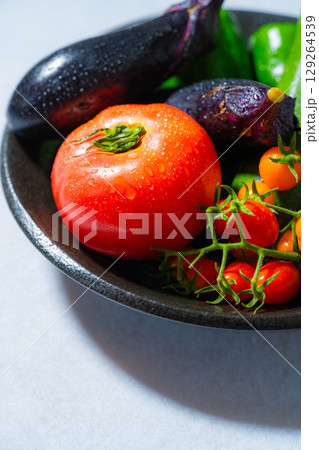 水滴のついた瑞々しい夏野菜の盛り合わせ・トマト・ナス・キュウリ・ズッキーニ・ピーマン 129264539