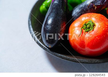 水滴のついた瑞々しい夏野菜の盛り合わせ・トマト・ナス・キュウリ・ズッキーニ・ピーマン 水滴のついた瑞々しい夏野菜の盛り合わせ・トマト・ナス・キュウリ・ズッキーニ・ピーマン 129264543