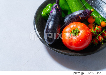 水滴のついた瑞々しい夏野菜の盛り合わせ・トマト・ナス・キュウリ・ズッキーニ・ピーマン 129264546