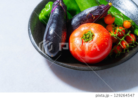 水滴のついた瑞々しい夏野菜の盛り合わせ・トマト・ナス・キュウリ・ズッキーニ・ピーマン 129264547