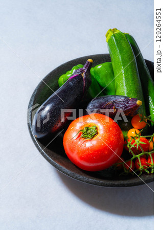 水滴のついた瑞々しい夏野菜の盛り合わせ・トマト・ナス・キュウリ・ズッキーニ・ピーマン 水滴のついた瑞々しい夏野菜の盛り合わせ・トマト・ナス・キュウリ・ズッキーニ・ピーマン 129264551