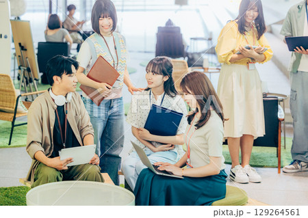 オフィスで働く人々 129264561