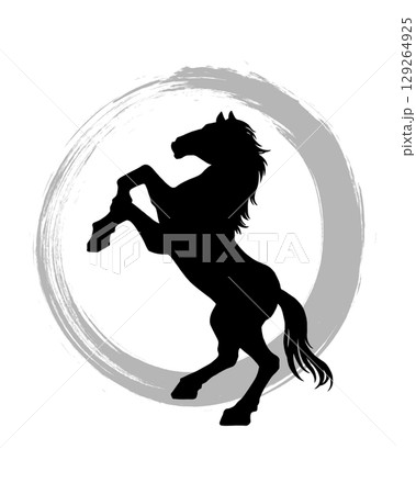 灰色の丸（筆書き）を背景に立ち上がる馬のシルエット 129264925