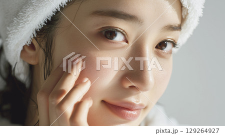 肌にクリームを塗る若い女性 肌にクリームを塗る若い女性 129264927