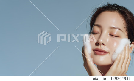 きめ細かい泡で洗顔する若い女性 129264931