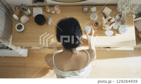 スキンケアをする若い女性 129264939