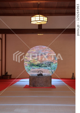鎌倉　明月院本堂　秋の悟りの窓 129264963