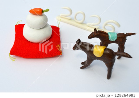 紙粘土の馬と鏡もちの年賀素材　 129264993