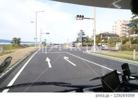 直進と右折の車線の書かれた交差点 直進と右折の車線の書かれた交差点 129265009