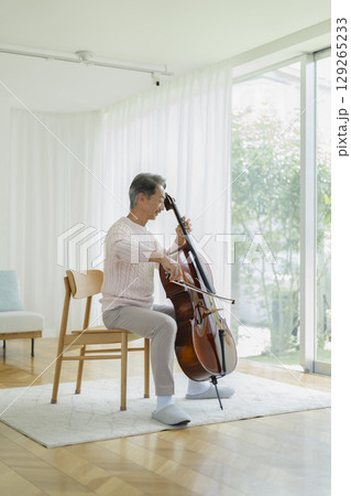 チェロを弾く60代の男性 129265233