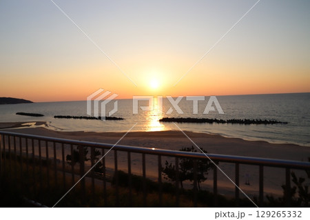 砂浜と夕日 砂浜と夕日 129265332