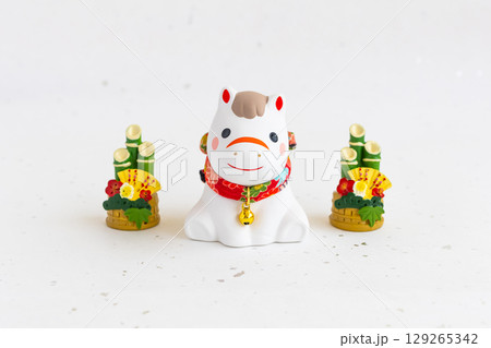 2026年午年　可愛い年賀状素材　日本のお正月 129265342