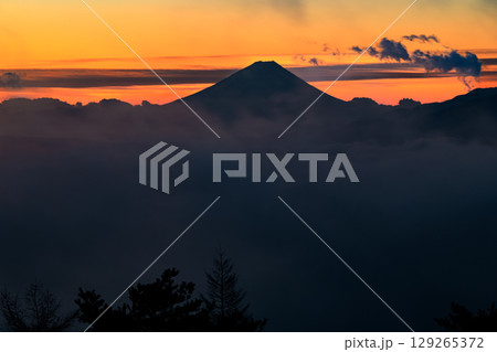 高ポッチ高原から望む諏訪湖の雲海と富士山の夜明け　長野県塩尻市 129265372