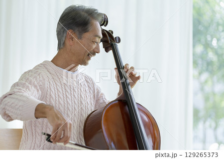 チェロを弾く60代の男性　横顔 129265373