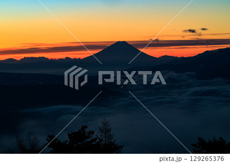 高ポッチ高原から望む諏訪湖の雲海と富士山の夜明け　長野県塩尻市 129265376