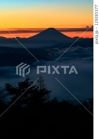 高ポッチ高原から望む諏訪湖の雲海と富士山の夜明け　長野県塩尻市 129265377