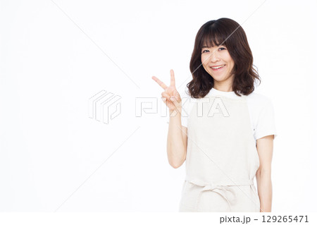 ピースサインをしている主婦 ピースサインをしている主婦 129265471